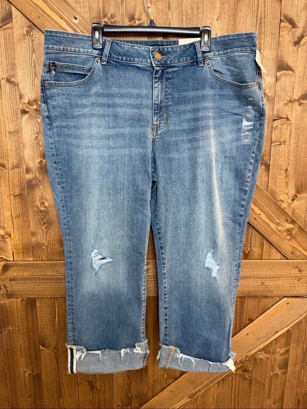 Maurices Women’s 22W Distressed Cuffed Crop Jeans Medium Wash Stretch NWT (9469)